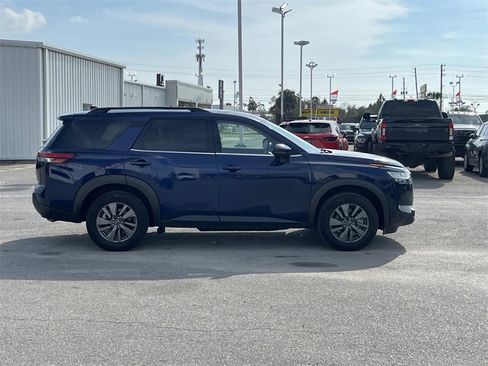Used 2024 Nissan Pathfinder SV image 6