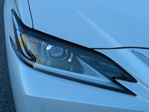 Used 2023 Lexus ES 350 w/ Premium Package image 10