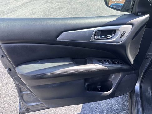 Used 2018 Nissan Pathfinder SL w/ Cargo Package FWD image 6