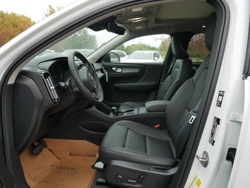 New 2026 Volvo XC40 B5 Core w/ Climate Package image 5