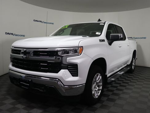 Used 2024 Chevrolet Silverado 1500 LT w/ Z71 Off-Road Package AWD/4WD image 11