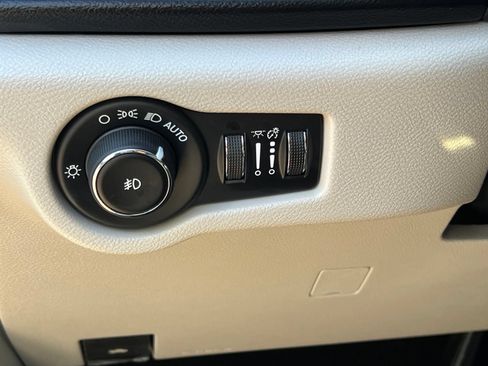 Used 2020 Chrysler Pacifica Touring-L FWD image 27