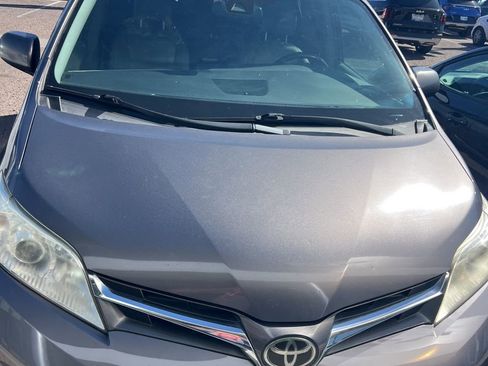 Used 2018 Toyota Sienna XLE Premium w/ Carpet Mat Package image 12