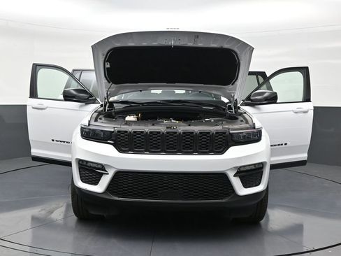 Used 2025 Jeep Grand Cherokee Limited w/ Black Appearance Package image 34