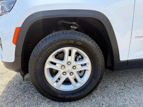 Used 2023 Jeep Grand Cherokee Laredo AWD/4WD image 11
