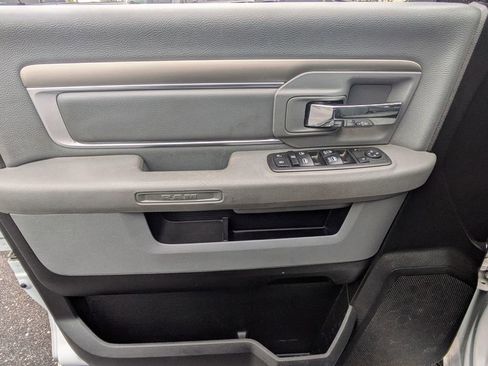 Used 2020 RAM 1500 Classic SLT image 12