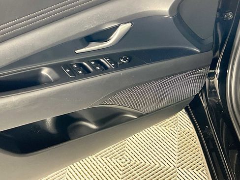 Certified 2025 Hyundai Elantra Limited image 18