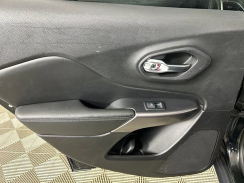 Used 2019 Jeep Cherokee Limited AWD/4WD image 17