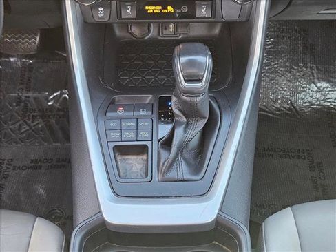 Used 2019 Toyota RAV4 XLE Premium image 12