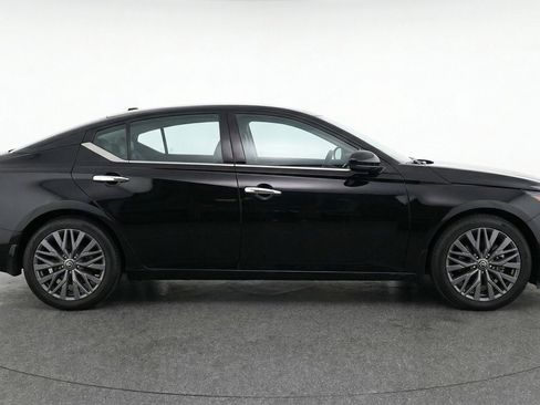 Used 2025 Nissan Altima 2.5 SV image 11