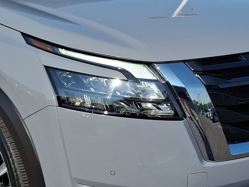 Used 2025 Nissan Pathfinder Platinum AWD/4WD image 9