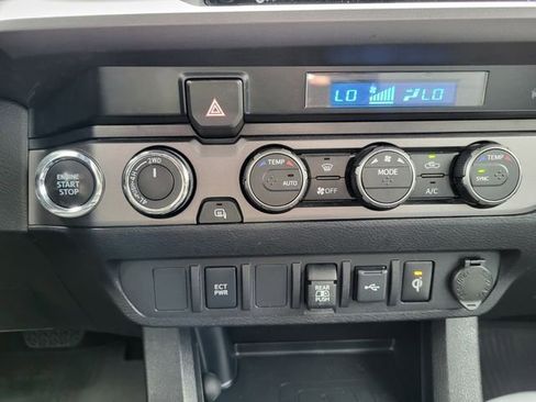 Used 2022 Toyota Tacoma TRD Off-Road AWD/4WD image 17