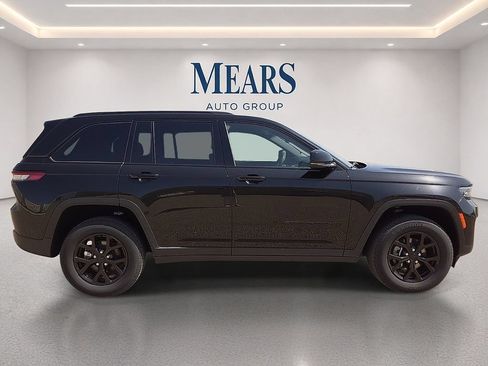 Used 2025 Jeep Grand Cherokee Altitude AWD/4WD image 6
