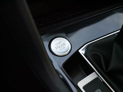 Certified 2025 Volkswagen Taos SE image 29