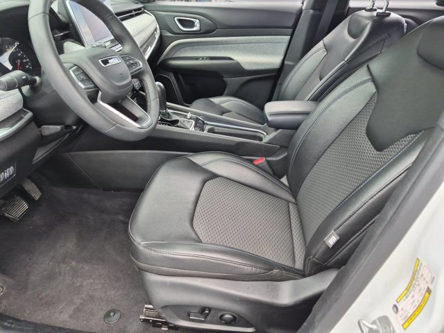 Used 2025 Jeep Compass Latitude w/ Sun & Sound Group AWD/4WD image 14
