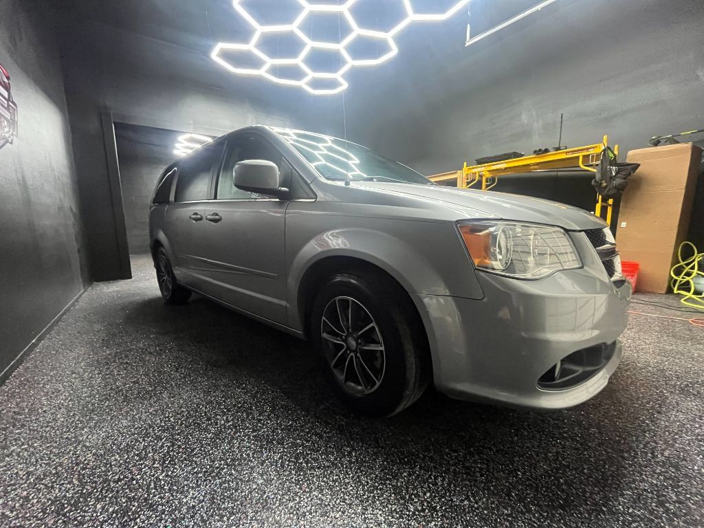 Used 2017 Dodge Grand Caravan SXT FWD image 3