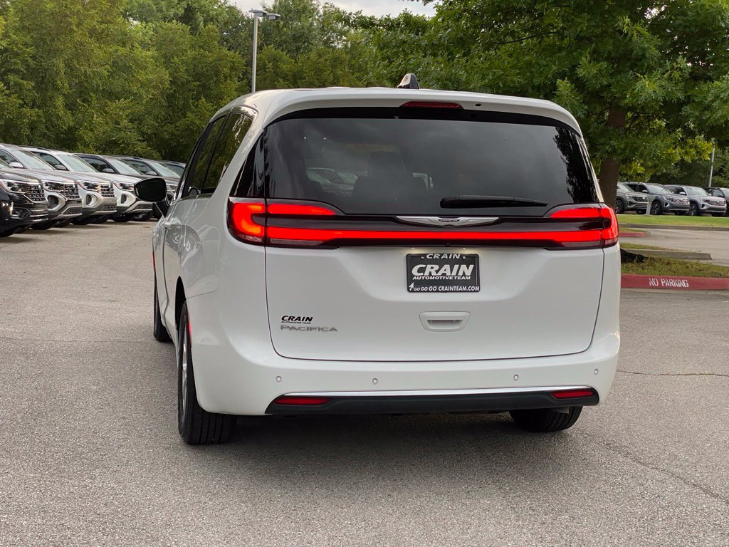 Used 2025 Chrysler Pacifica Select FWD image 5