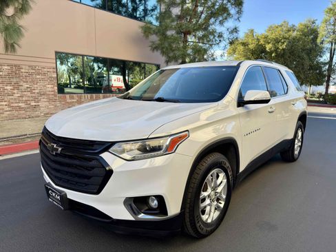 Used 2018 Chevrolet Traverse LT w/ LPO, Black Accent Package FWD image 5