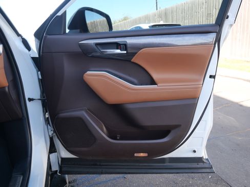 Used 2021 Toyota Highlander Platinum image 13