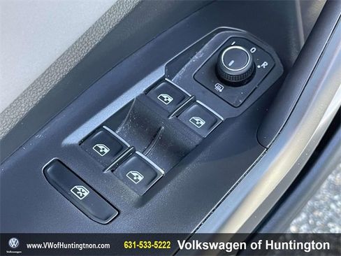 Certified 2025 Volkswagen Jetta SE w/ Sunroof Package image 15