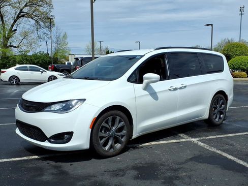 Used 2020 Chrysler Pacifica Touring-L w/ S Appearance Package FWD image 1