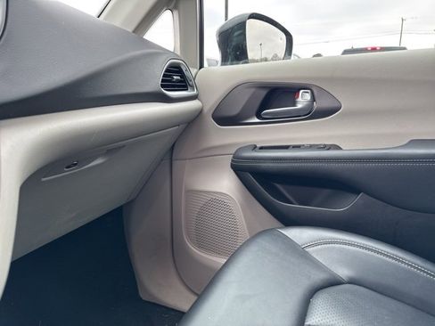 Used 2024 Chrysler Pacifica Touring-L image 22