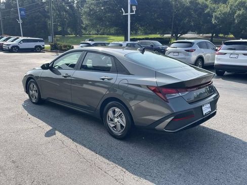 Certified 2025 Hyundai Elantra SE w/ Cargo Package FWD image 5