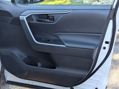 Used 2022 Toyota RAV4 LE image 28