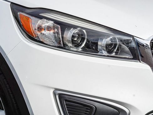 Used 2017 Kia Sorento AWD w/ LX Convenience Package image 11