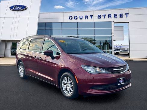 Used 2021 Chrysler Voyager Lxi FWD image 3