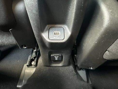 Used 2022 Jeep Renegade Latitude w/ Convenience Group AWD/4WD image 31