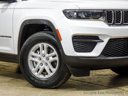 Used 2023 Jeep Grand Cherokee Laredo image 3