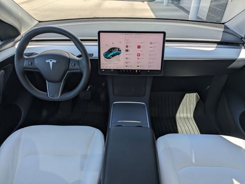 Used 2024 Tesla Model Y Long Range AWD/4WD image 17