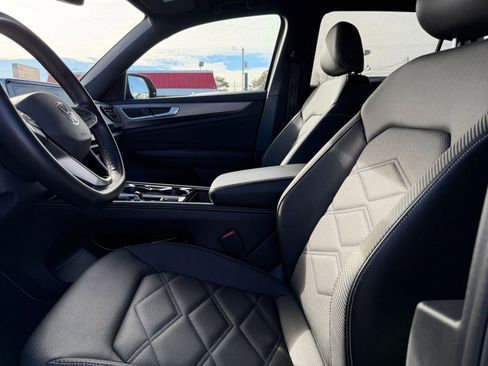 Used 2025 Volkswagen Atlas Cross Sport SE image 28