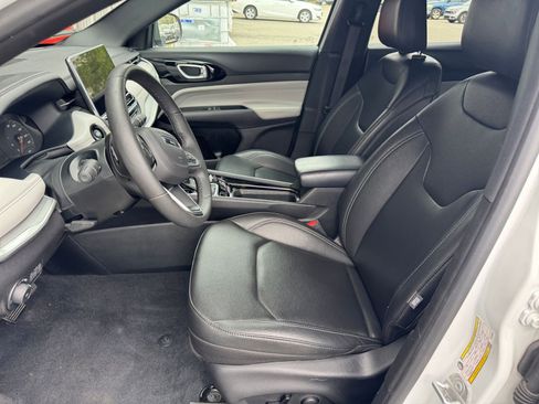 Used 2025 Jeep Compass Limited image 28