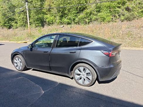 Used 2024 Tesla Model Y Long Range image 4