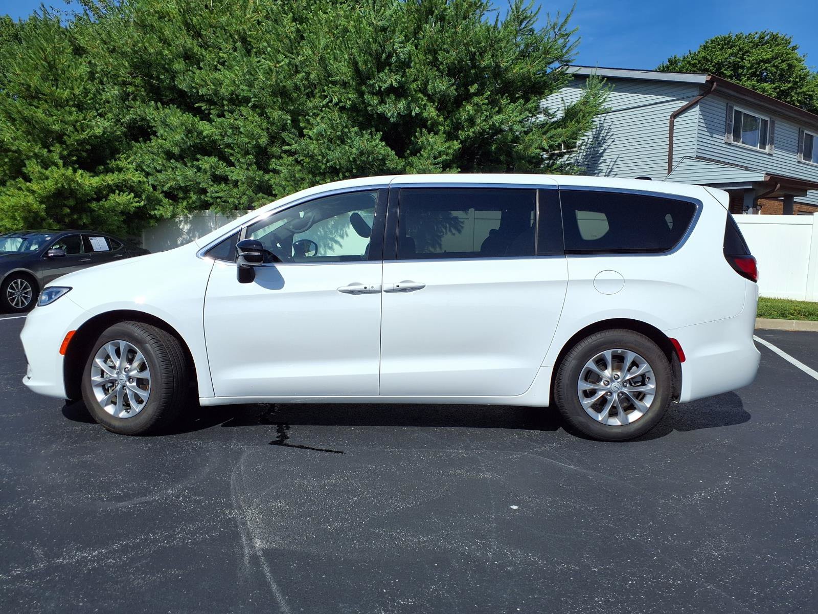 Used 2026 Chrysler Pacifica Limited FWD image 28