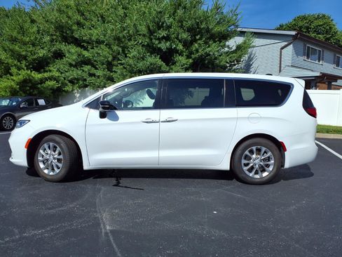 Used 2026 Chrysler Pacifica Limited FWD image 28