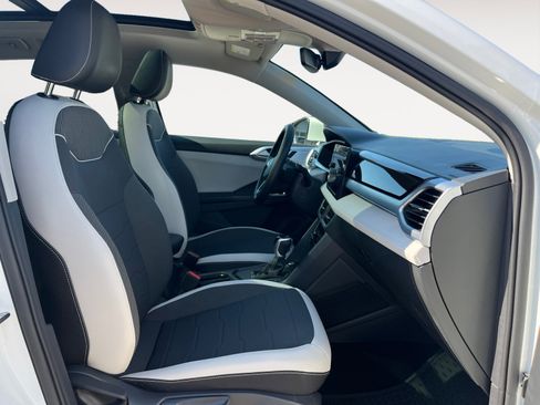 Certified 2025 Volkswagen Taos SE w/ Panoramic Sunroof Package image 19