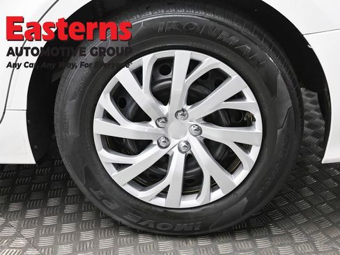 Used 2020 Toyota Camry LE image 8