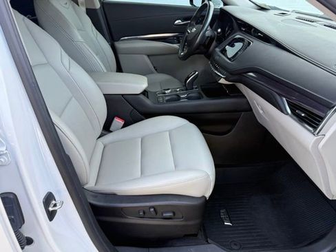 Used 2023 Cadillac XT4 Luxury w/ Cold Weather Package FWD image 18