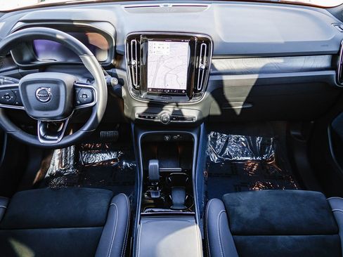 Used 2023 Volvo XC40 Recharge Plus image 14