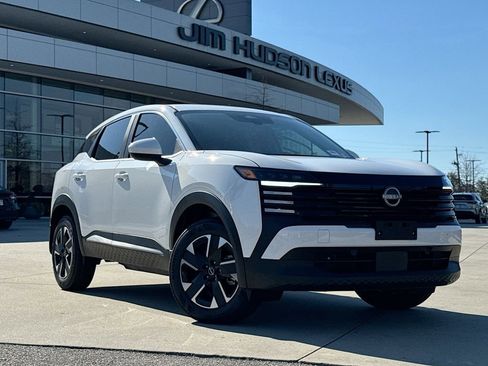 Used 2025 Nissan Kicks SV image 2