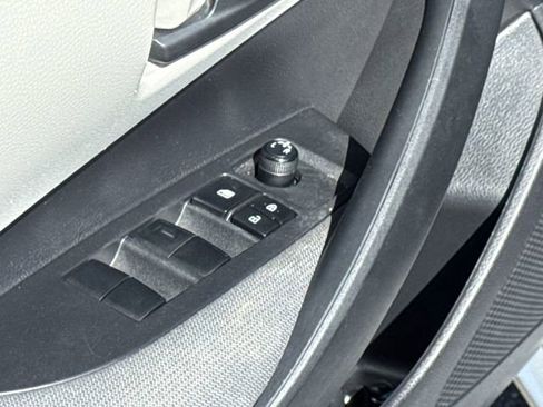 Used 2022 Toyota Corolla LE image 6