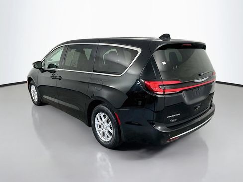 Used 2023 Chrysler Pacifica Touring-L FWD image 5