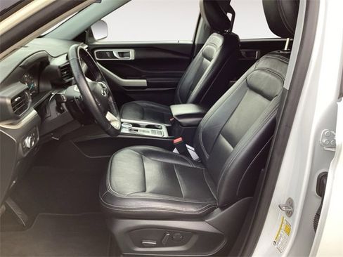 Used 2020 Ford Explorer XLT image 9