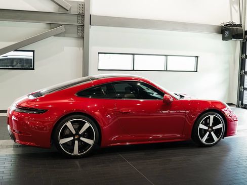Certified 2025 Porsche 911 Carrera RWD image 2
