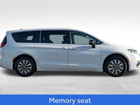 Used 2024 Chrysler Pacifica Select image 8