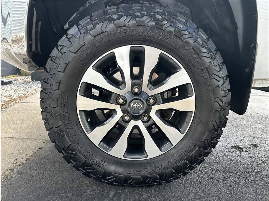 Used 2021 Toyota Tundra Limited w/ Limited Premium Package AWD/4WD image 26