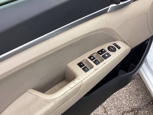 Used 2019 Hyundai Elantra SEL FWD image 18